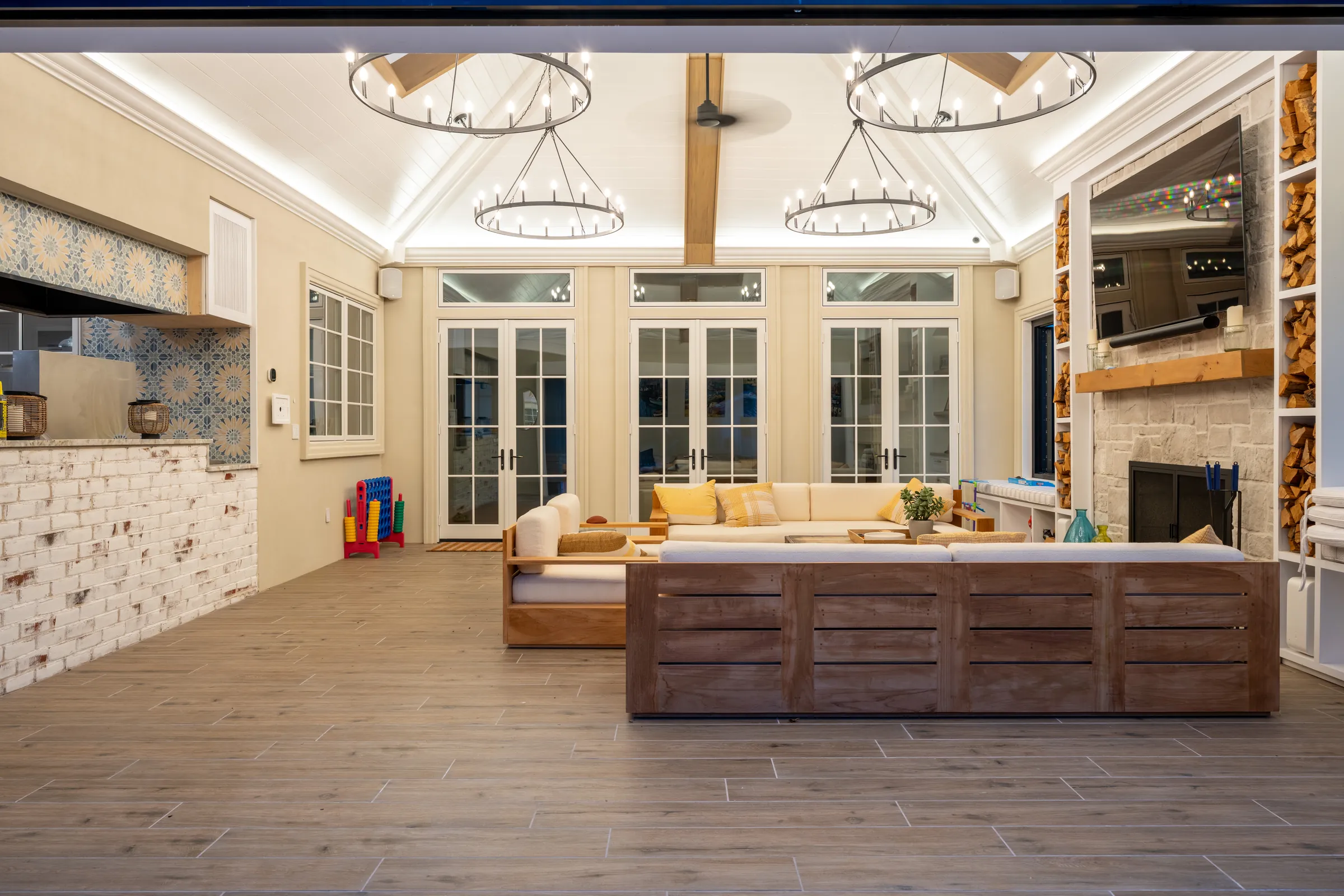 Glen Head indoor–outdoor lounge