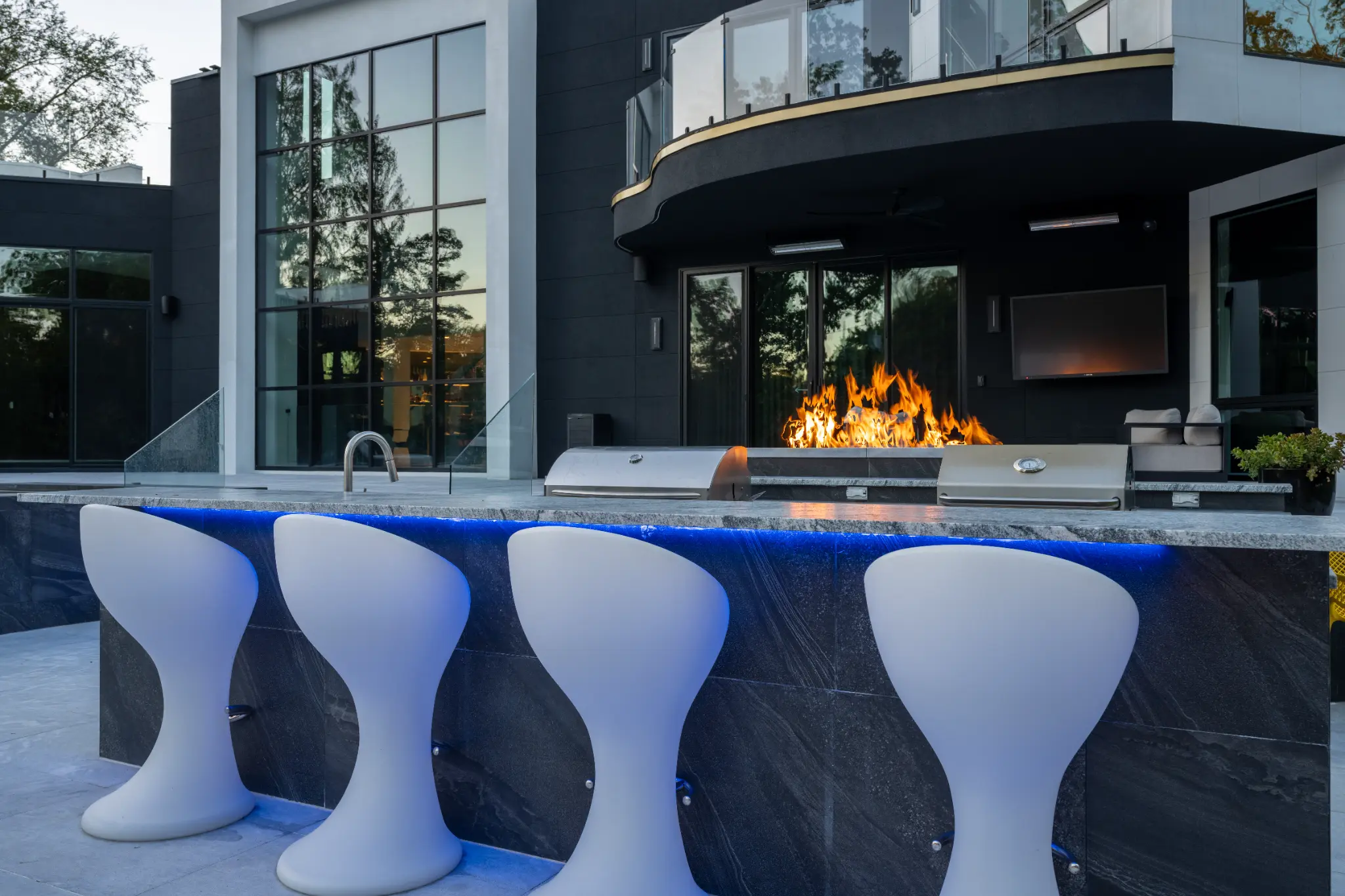Kings Point outdoor kitchen and bar setting